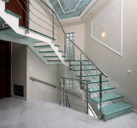Классическая металлическая лестница 1