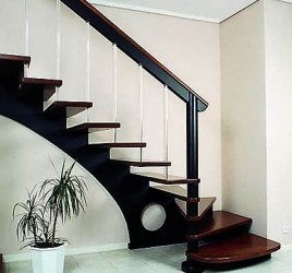 Классическая деревянная лестница 5