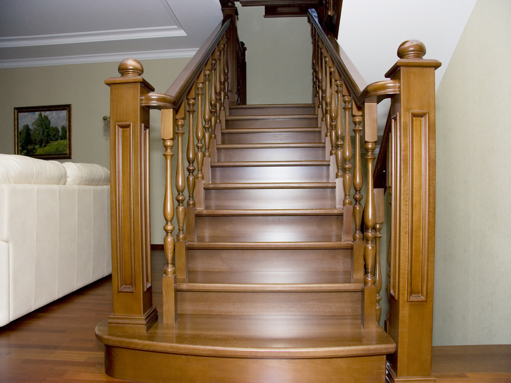 Лестницы в частном доме фото дерево. Красивые деревянные лестницы. Лестница из дерева. Деревянные ступеньки. Лестница маршевая деревянная.