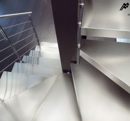 Лестницы с покрытием из стали